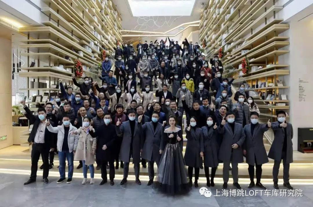 黔南全国一百多人在华侨城汉口道6号参观研讨LOFT专利车库技术！